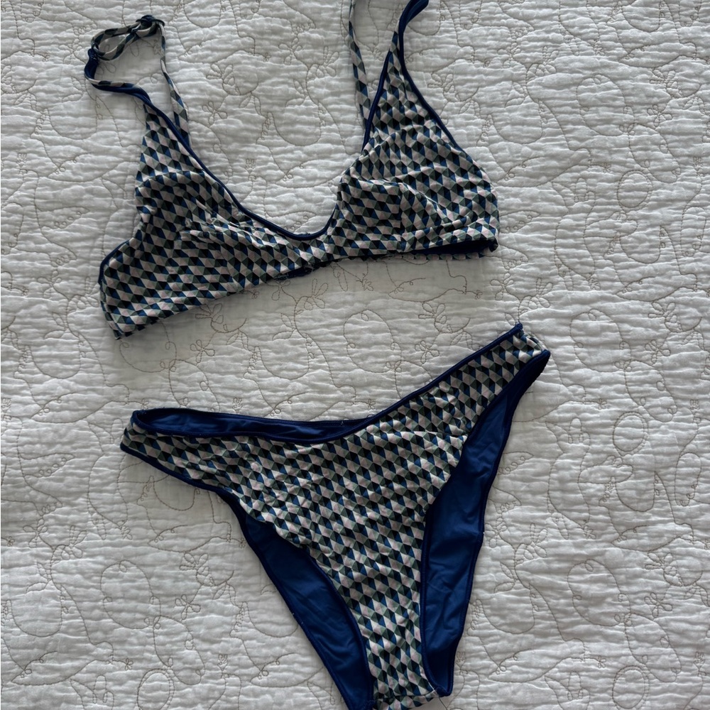 OYSHO Blue and White Modern Bikini Set with Geometric Design